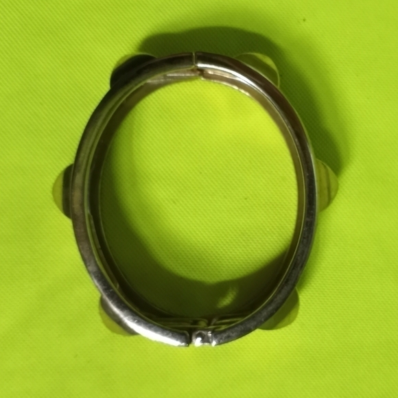 Goldtone pyramids Black hinged bracelet - Picture 5 of 5